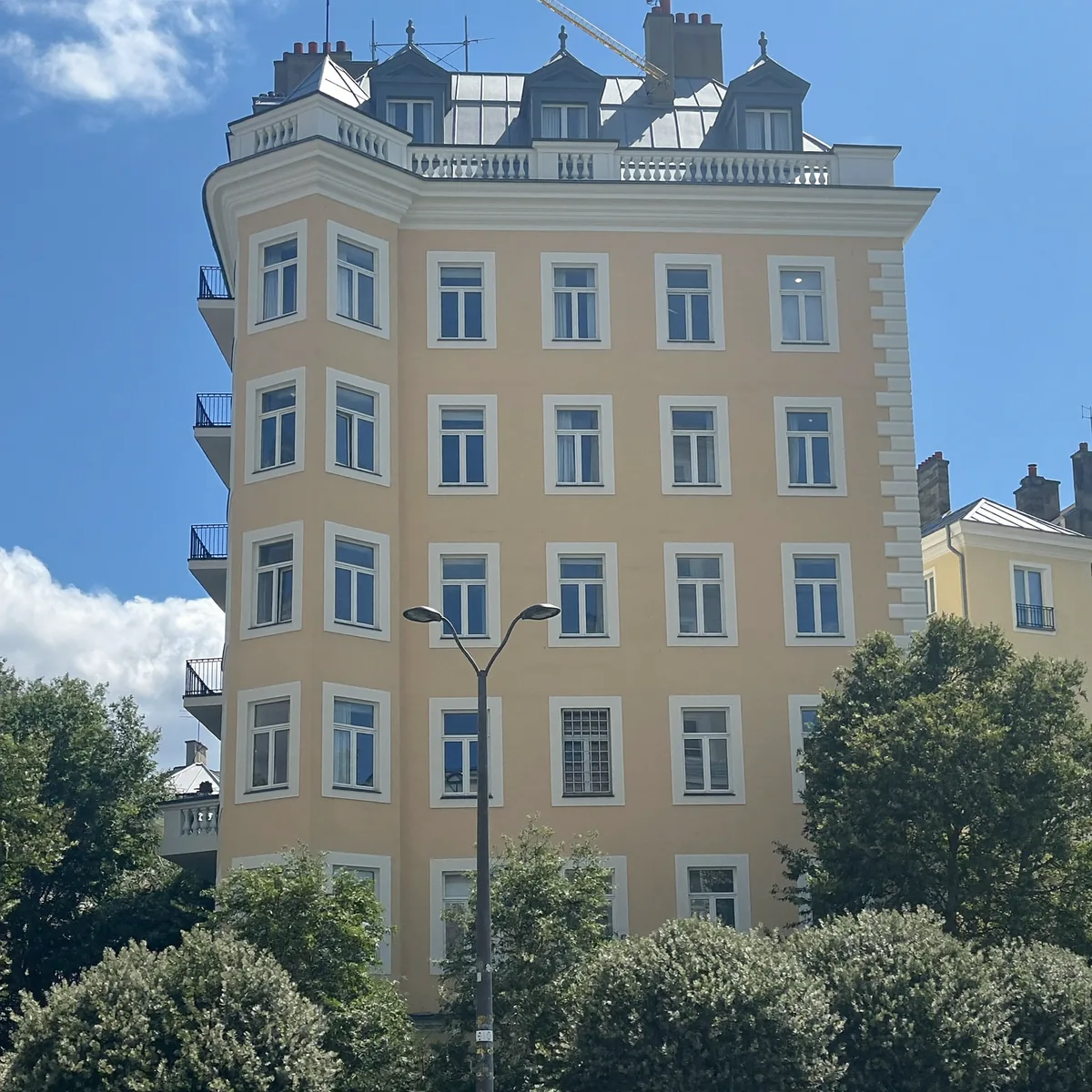 Frisch sanierte Fassade eines Münchener Wohnhauses