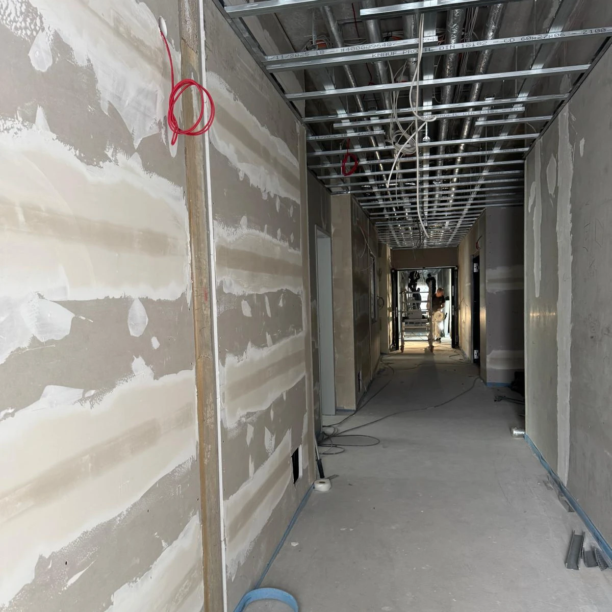 Renovierung in München: Flur mit verspachtelten Wänden und abgehängter Decke