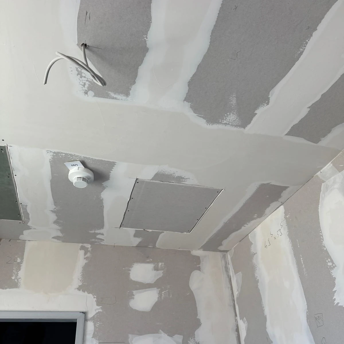 Spachtelarbeiten an Decke und Wänden während der Renovierung in München
